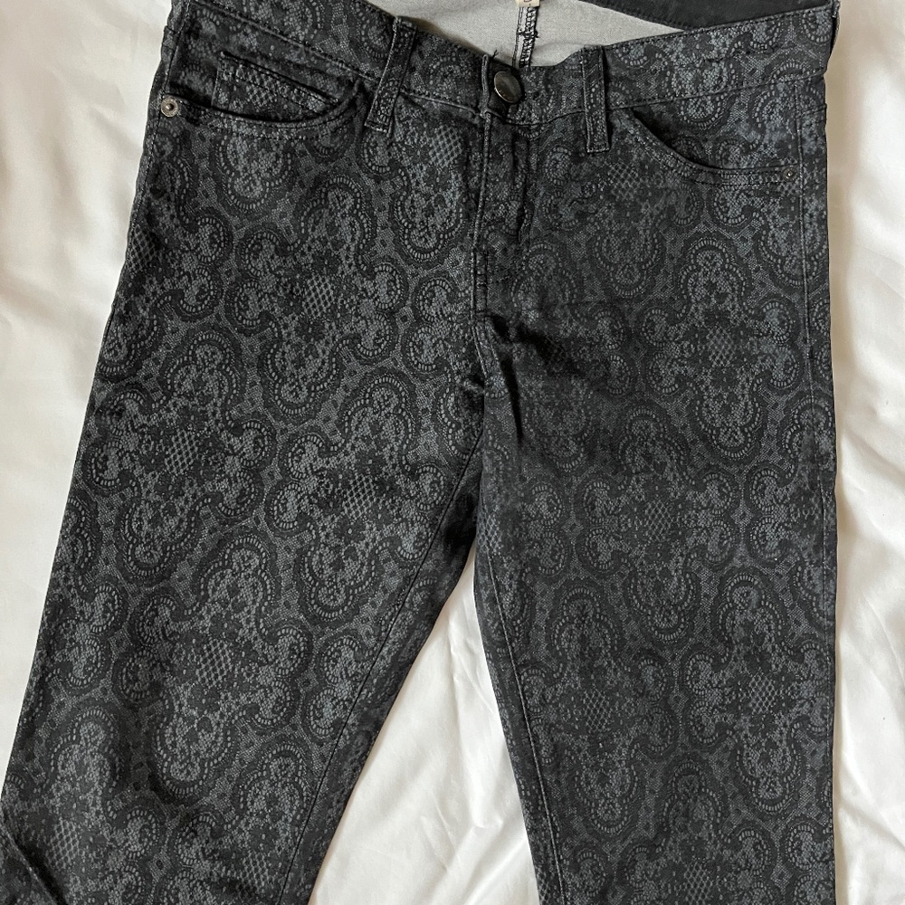 EUC Current/Elliott Black Lace Floral Print Skinny Jeans. Sz 27 (4). MSRP $198